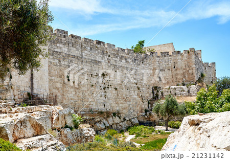 Wall of the old city of Jerusalem Wall of the old city of Jerusalem 21231142