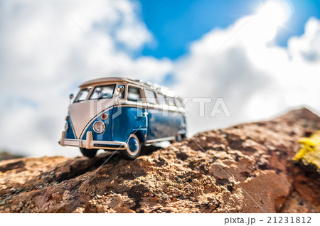 Travelling vintage camper van 21231812
