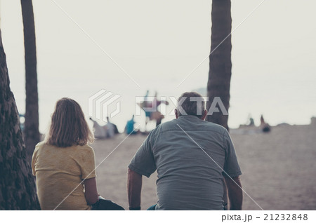 砂浜に座っている中年の夫婦 21232848
