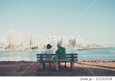 ベンチに座っている高齢者の夫婦 21233539