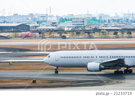 飛行機と滑走路 飛行機と滑走路 21233719