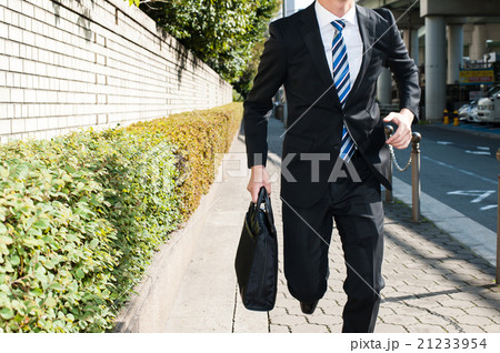 歩道を走るビジネスマン 21233954