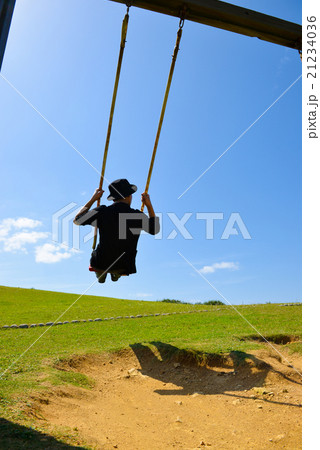 ブランコに乗る男性 21234036