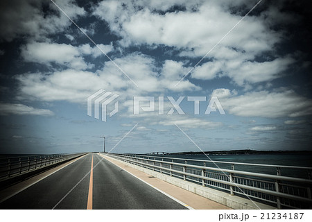 まっすぐな橋,道路,不安なイメージ まっすぐな橋,道路,不安なイメージ 21234187