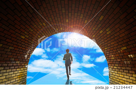 青空に向かって歩いているビジネスマン 21234447