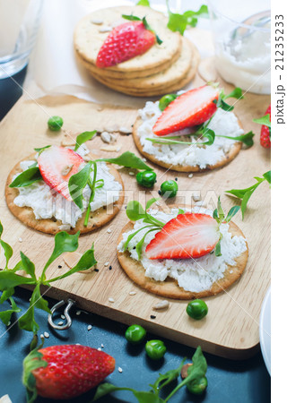 Fresh Snack Crisp Cookie Cottage Cheese Strawberry 21235233