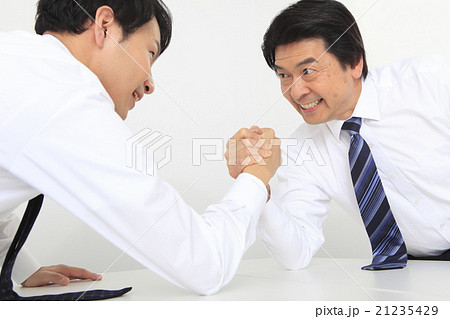 腕相撲をするビジネスマン 21235429