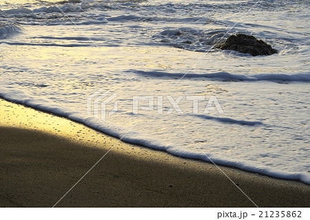 朝焼けの伊良湖、太平洋ロングビーチに打ち寄せる泡だつ波 21235862