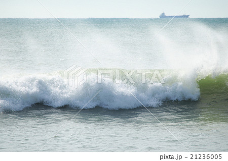 大型船が航行する際に発生する 造波 引き波 の写真素材
