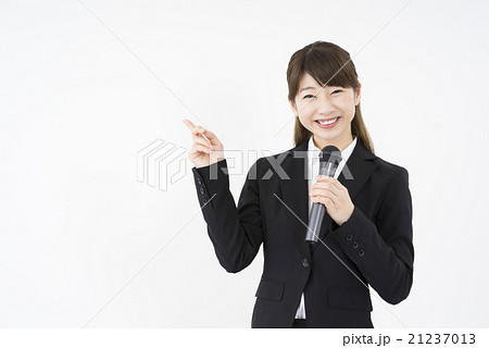 プレゼンテーター:マイクを持ち優しく微笑むスーツを着た若く美人で可愛い女性イベントコンパニオン指差し プレゼンテーター:マイクを持ち優しく微笑むスーツを着た若く美人で可愛い女性イベントコンパニオン指差し 21237013