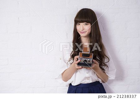 ポラロイドカメラと女性 ポラロイドカメラと女性 21238337