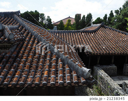 沖縄 古民家 赤瓦屋根の写真素材