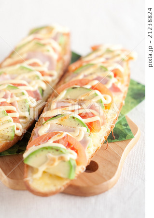 トマトとアボカドのタルティーヌ 21238824