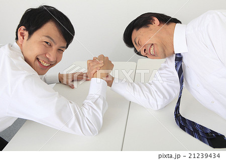 腕相撲をするビジネスマンの写真素材