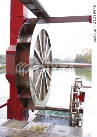 後ろから見た落合公園フォリー水の塔の水車 21239446