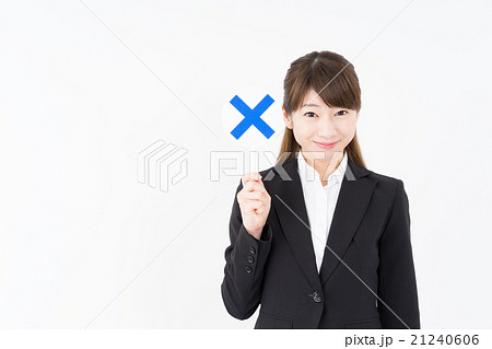 若い女性　ばつ 21240606