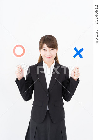 若い女性　まるばつ 21240612