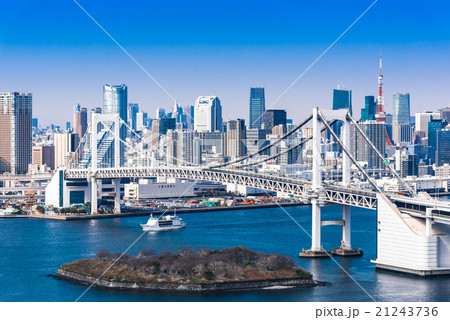 お台場から眺めるレインボーブリッジと東京ウォーターフロントの写真素材