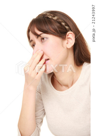 悪臭に辟易する女性 21243997