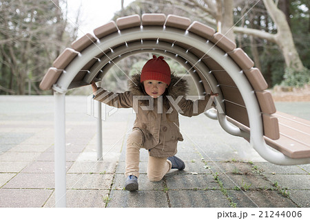 公園で遊ぶ女の子 公園で遊ぶ女の子 21244006