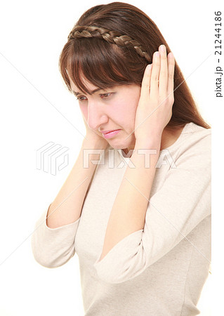 騒音に悩む女性 21244186