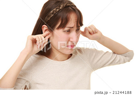 騒音に辟易する女性 21244188