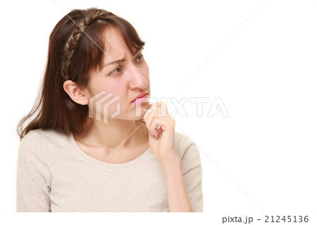 心配する女性 21245136