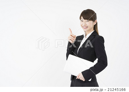 ノートパソコンを片手に指を指し微笑む若く美人で可愛いスーツ姿の女性モバイルキャリアウーマン ノートパソコンを片手に指を指し微笑む若く美人で可愛いスーツ姿の女性モバイルキャリアウーマン 21245166