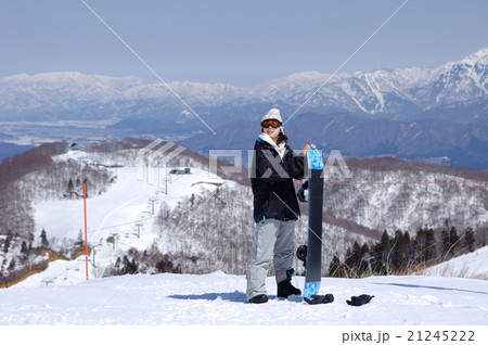 ゲレンデの女性　スキー場　スノーボード　全身 c 21245222