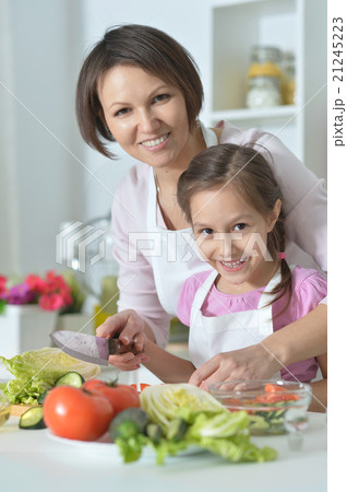 girl and mother prepare food 21245223