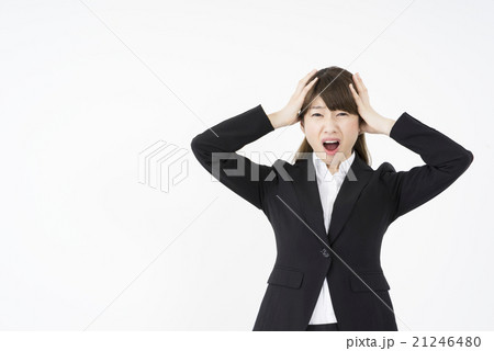ドタキャンされ両手で頭を抱えパニックになるスーツ姿の女性トラブルでストレス精神的ダメージ悩み困る 21246480