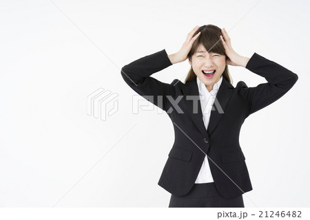 トラブルで両手で頭を抱えパニックになっているスーツ姿の女性ストレス精神的ダメージ悩み困る分からない 21246482