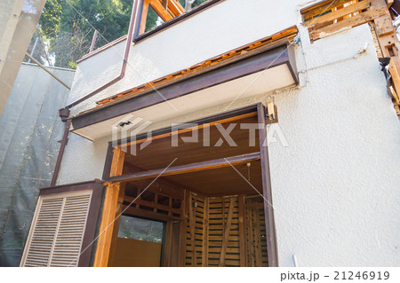 住宅解体業者　家を壊す　リフォーム　建築物解体作業　木材　廃材　ぶっ壊す　日本建築　 21246919