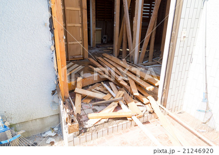住宅解体業者　家を壊す　リフォーム　建築物解体作業　木材　廃材　ぶっ壊す　日本建築　 21246920