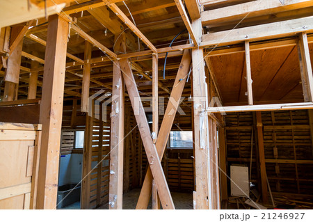住宅解体業者　家を壊す　リフォーム　建築物解体作業　木材　廃材　ぶっ壊す　日本建築　 21246927