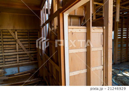 住宅解体業者　家を壊す　リフォーム　建築物解体作業　木材　廃材　ぶっ壊す　日本建築　 21246929
