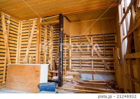 住宅解体業者　家を壊す　リフォーム　建築物解体作業　木材　廃材　ぶっ壊す　日本建築　 21246932