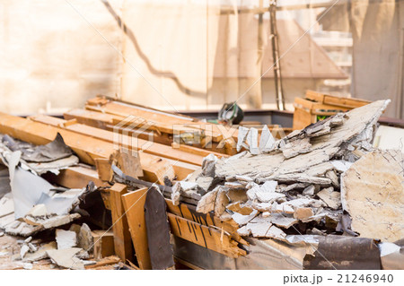 住宅解体業者　家を壊す　リフォーム　建築物解体作業　木材　廃材　ぶっ壊す　日本建築　 21246940