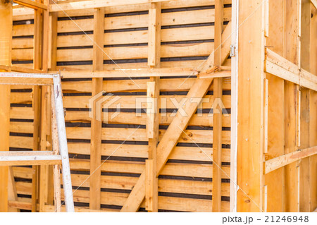 住宅解体業者　家を壊す　リフォーム　建築物解体作業　木材　廃材　ぶっ壊す　日本建築　 21246948