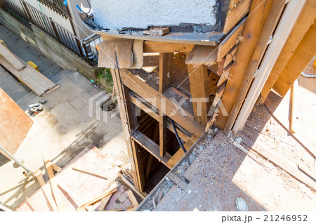 住宅解体業者　家を壊す　リフォーム　建築物解体作業　木材　廃材　ぶっ壊す　日本建築　 21246952