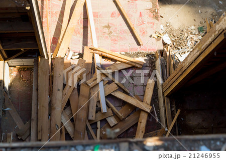 住宅解体業者　家を壊す　リフォーム　建築物解体作業　木材　廃材　ぶっ壊す　日本建築　 21246955