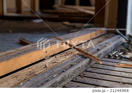 住宅解体業者　家を壊す　リフォーム　建築物解体作業　木材　廃材　ぶっ壊す　日本建築　 21246968