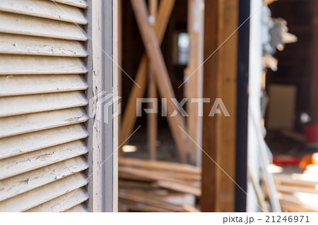 住宅解体業者　家を壊す　リフォーム　建築物解体作業　木材　廃材　ぶっ壊す　日本建築　 21246971