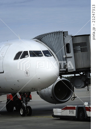 Airplane getting ready for passengers Airplane getting ready for passengers 21247313