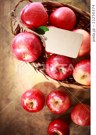 Red apples with a tag in a basket Red apples with a tag in a basket 21250374