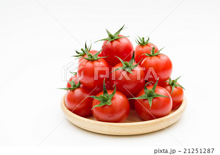 木の皿いっぱいに盛られた新鮮なへた付きミニトマト 横から 全体 木の皿いっぱいに盛られた新鮮なへた付きミニトマト 横から 全体 21251287