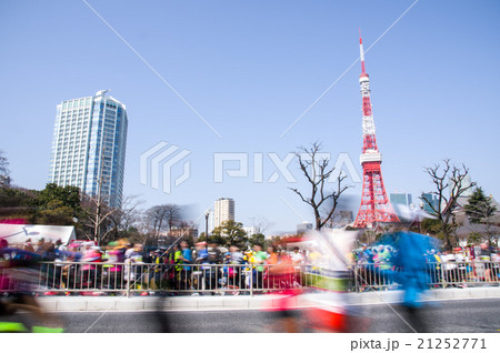 東京マラソン16 増上寺と東京タワーの写真素材