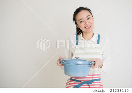 エプロンをした若い女性 21253116