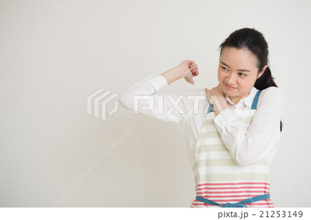 エプロンをした若い女性 21253149