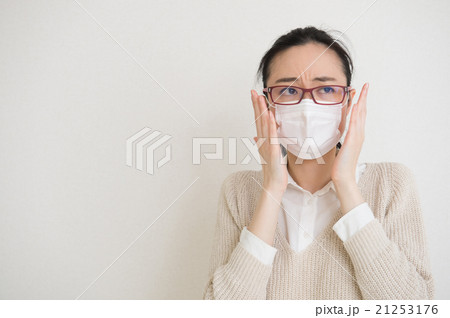 花粉症の女性 花粉症の女性 21253176